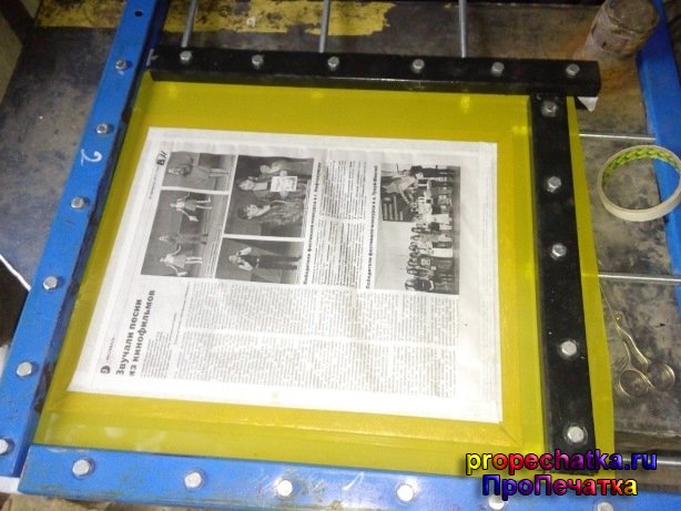 Оклеиваем сетку для шелкографии скотчем