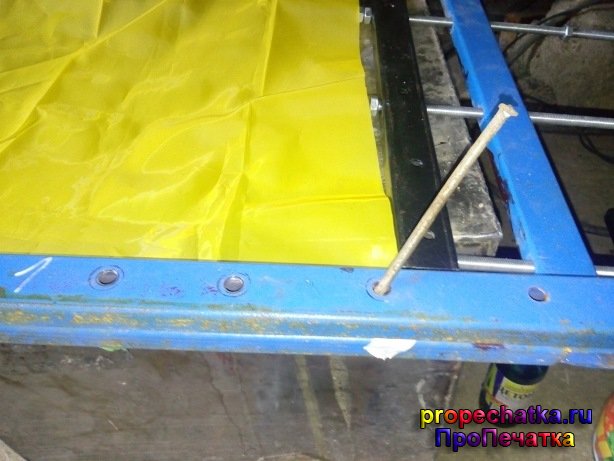 Протыкаем сетку для шелкографии гвоздём