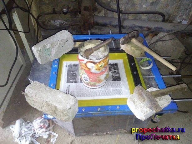 Кладём груз на сетку для шелкографии