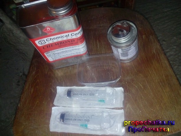 Подготавливаем клей для сетки