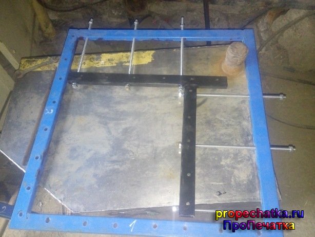 Подвижная часть станка для натяжки сетки в трафаретной печати