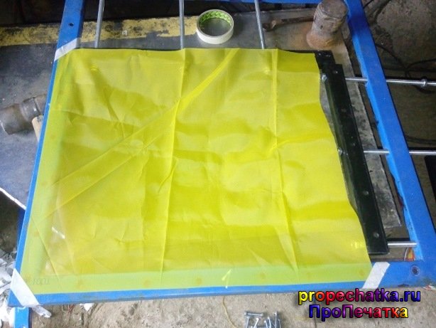 Закрепляем угол сетки для шелкографии