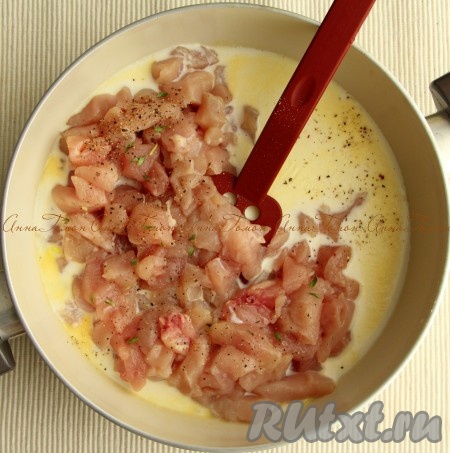 Растопить в сковороде сливочное масло, добавить чеснок, обжарить до золотистого цвета на среднем огне. Всыпать муку, перемешать. Тонкой струйкой влить молоко, тщательно размешать, чтобы не осталось комочков муки. Варить на слабом огне, пока соус не загустеет (около 5 минут). Добавить в молочный соус кусочки курицы. Приправить специями, перемешать, накрыть крышкой и готовить ещё 15 минут.