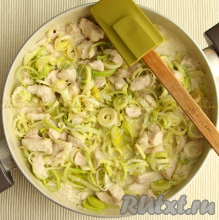 Добавить лук порей, перемешать и сразу снять с огня.