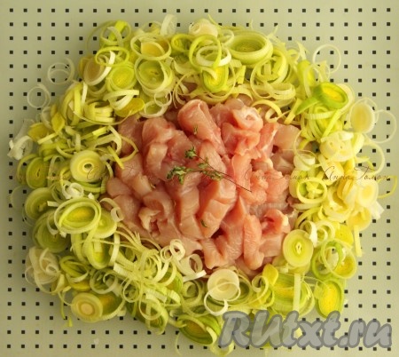 Лук порей нарезать тонкими колечками, филе - небольшими кусочками.