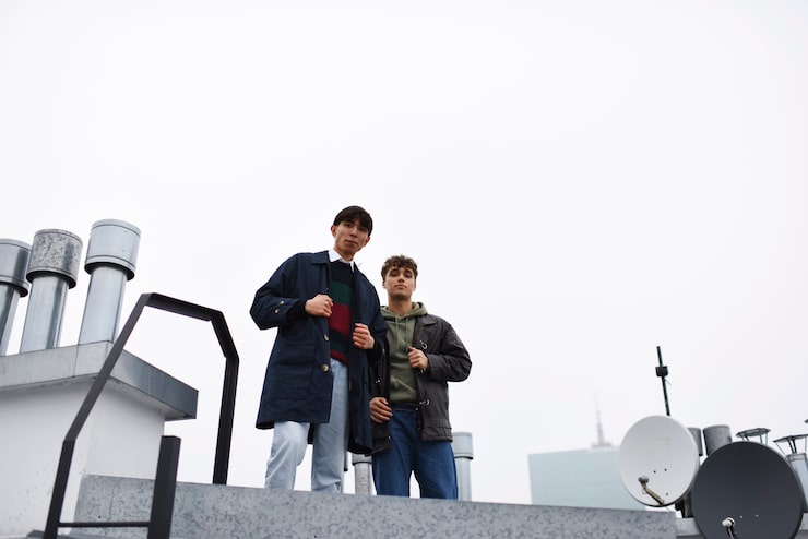 В этой статье мы подробно рассмотрим каждый из этапов монтажа дымохода из сэндвич труб через стену, чтобы вы могли выполнить этот процесс самостоятельно, соблюдая все требования и рекомендации. Эффективно установленный дымоход не только улучшит эксплуатационные характеристики вашей отопительной системы, но и существенно повысит уровень безопасности в помещении.