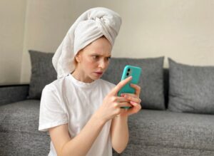 Почему не работает блютуз на айфоне 13 не видит устройства